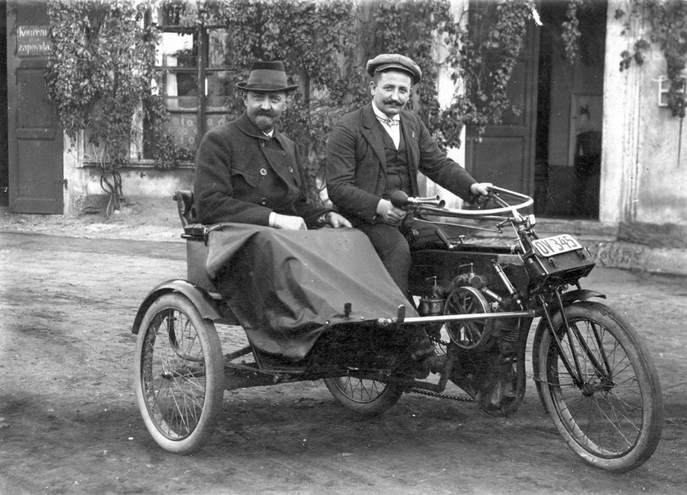 23371-plynmistr-vaclav-panek-a-jeho-otec-na-motocyklu-firmy-walter-1909.jpg