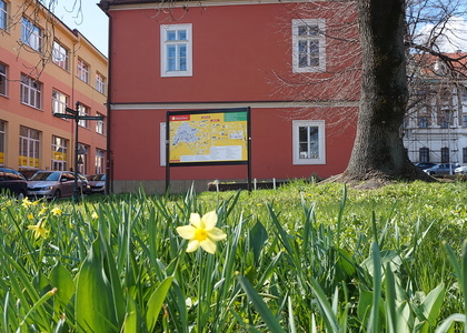 Informacni panel s mapou mesta u parkoviste u klastera sv. Vorsily
