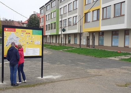 Tabule s turistickou mapou na autobusovém nádraží